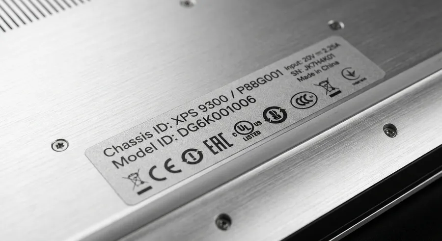 Étiquette sous un PC portable : identifiant de châssis et numéro de modèle